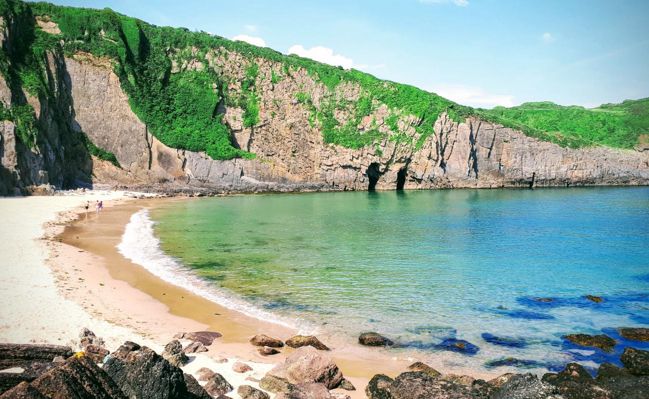 Photo of Skrinkle Haven beach with bright sand surface