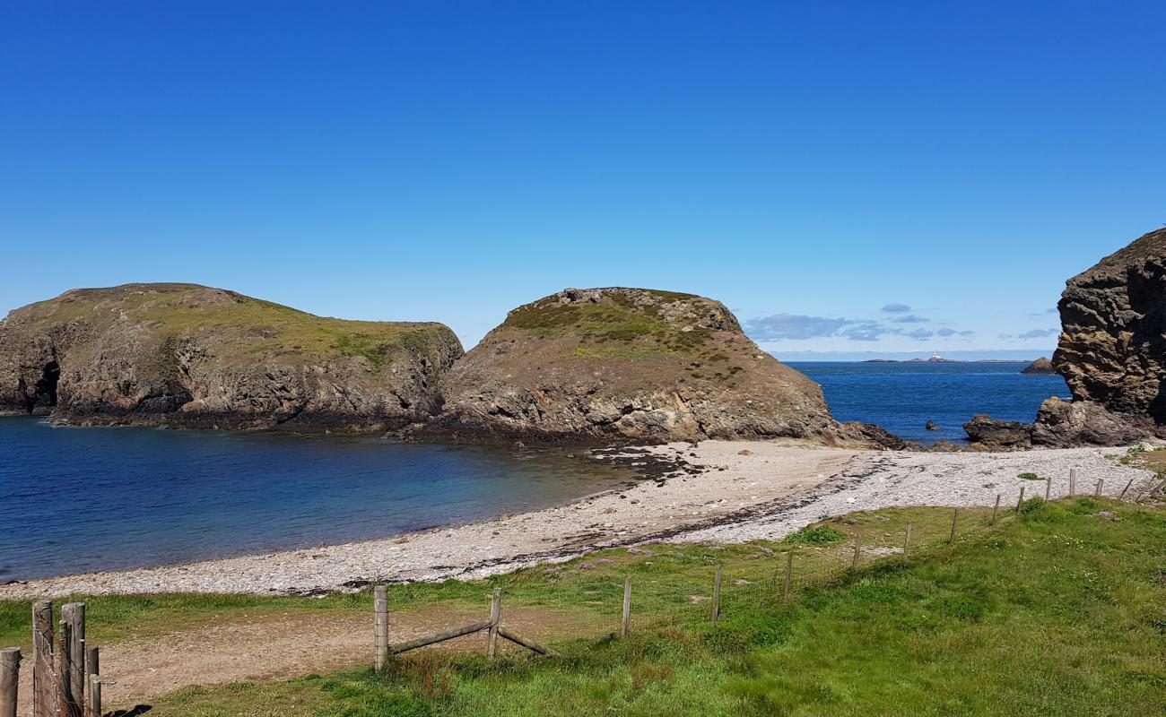 Photo of Traeth Ynys with gray pebble surface