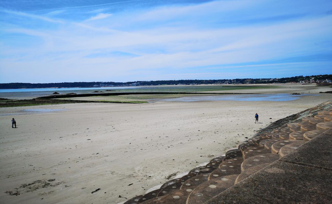 Photo of Les Jardins de la Mer with bright sand surface