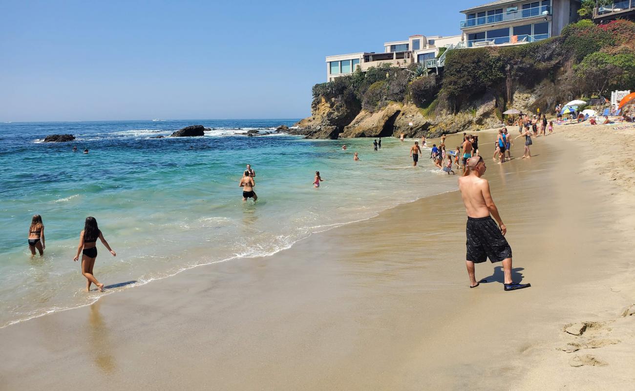 Photo of Woods Cove beach with bright fine sand surface