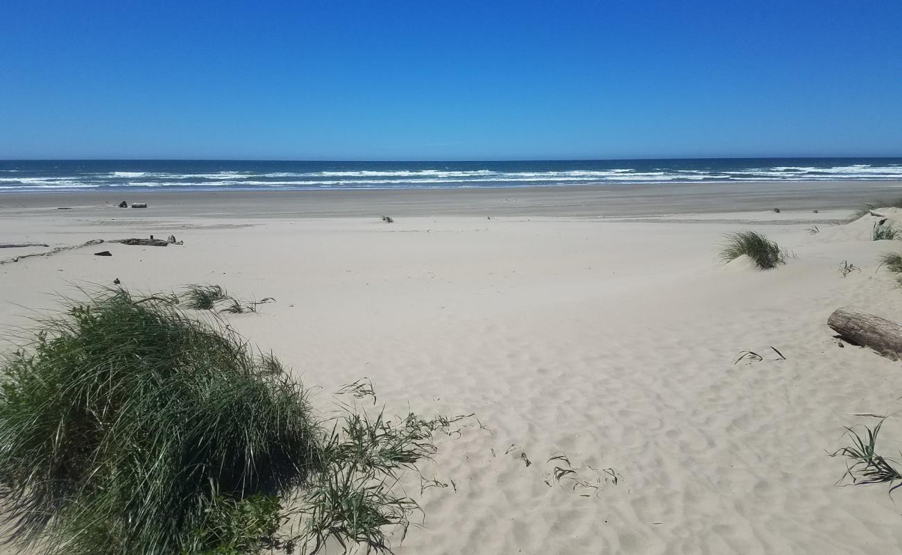 Photo of Bayshore beach with bright sand surface