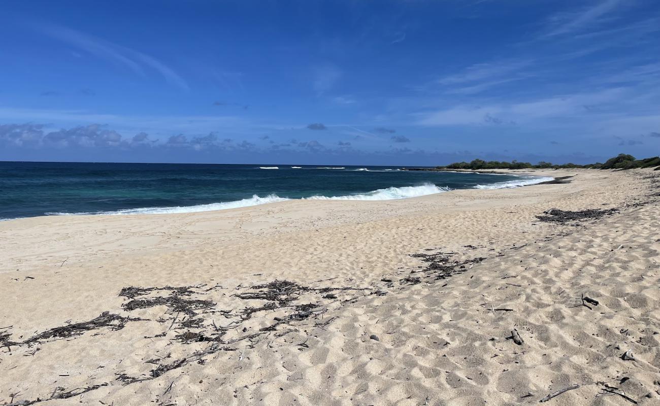 Photo of Hanaka‘Ilio Beach with bright sand & rocks surface