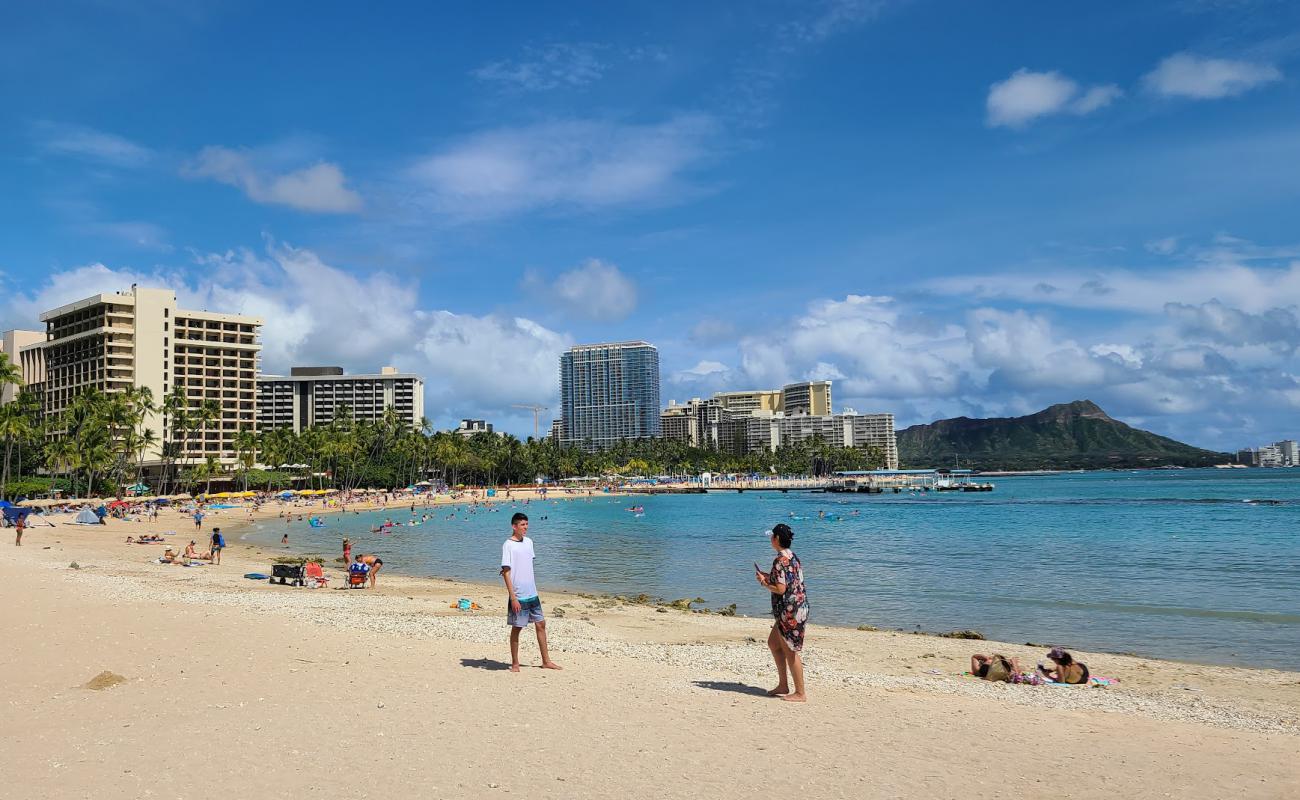 Photo of Kahanamoku Beach with bright fine sand surface