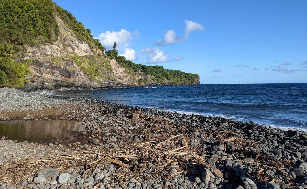 Photo of Kaapahu Bay Beach with black pebble surface