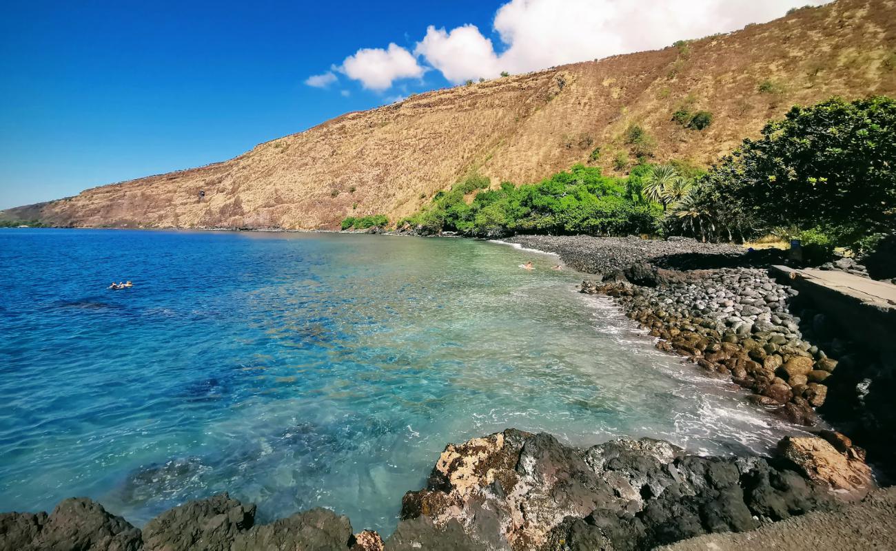 Photo of Kealakekua Beach with black pebble surface