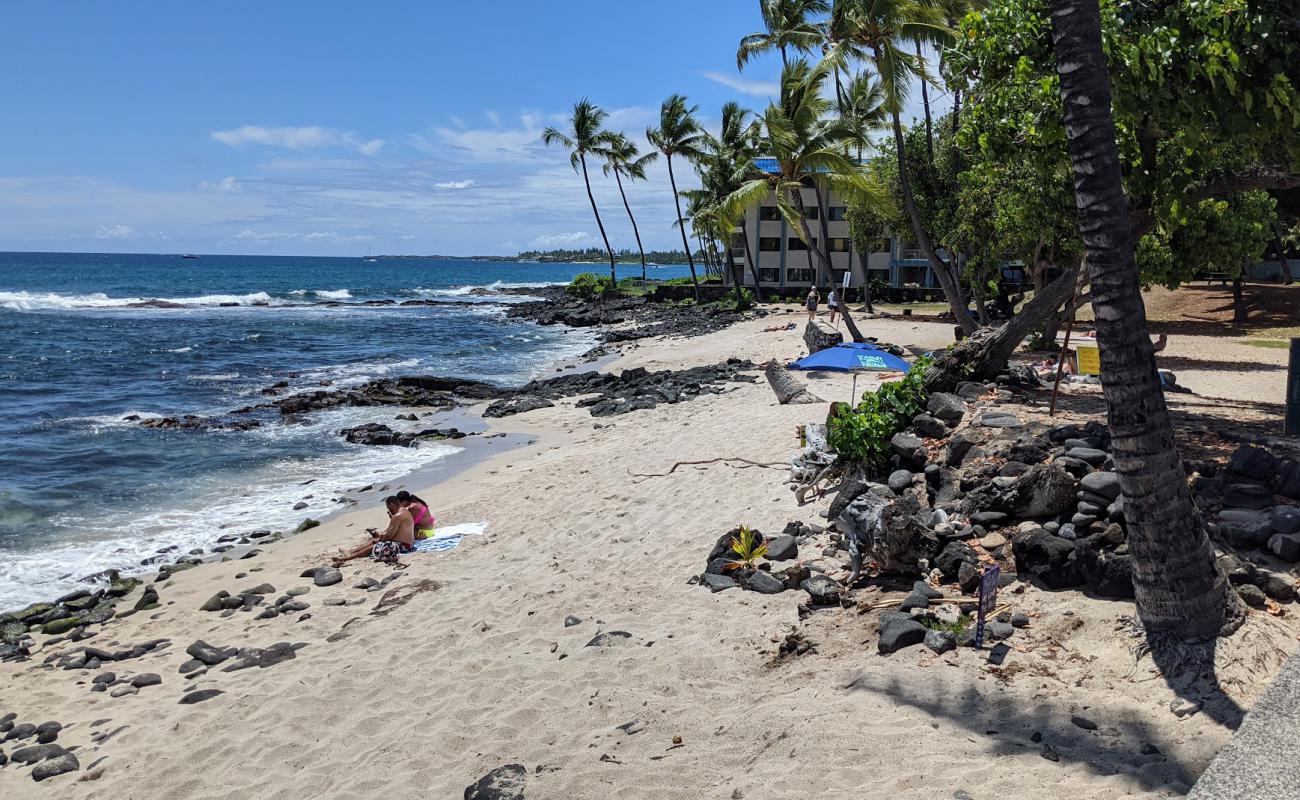 Photo of Honl’s Beach with bright sand & rocks surface