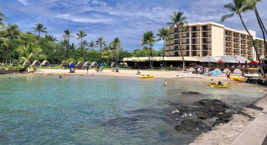 Kamakahonu Beach