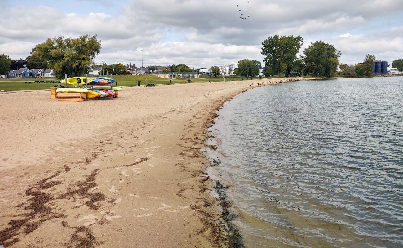 Photo of Judge James H. Lincoln Beach with bright sand surface